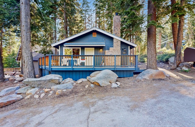 All-season cabin with wraparound deck - quick walk to the beach