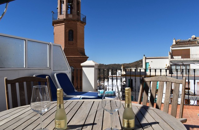 Almijara apartment in the square of Cómpeta with beautiful views
