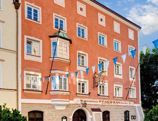 Altstadt- und Businesshotel Pfaubräu - Brauereigasthof - Frühstücksbuffet - kostenfreie Radgarage - Hunde willkommen
