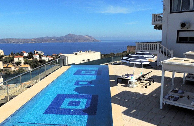 Amazing 14m infinity pool, outside dining & lounge area, sea views, & big garden