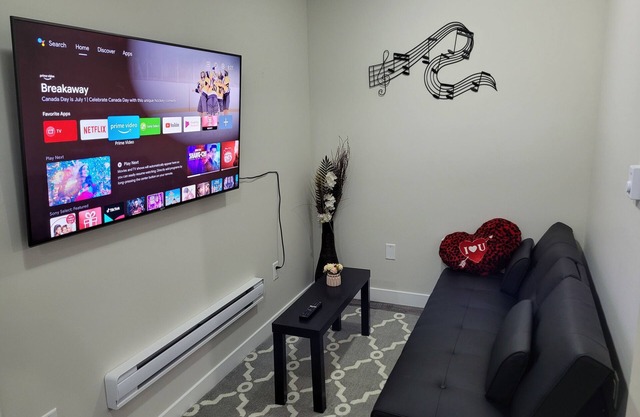 Amazing 2 Bedroom Suites. Very cozy and pet-friedly