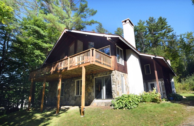 Amazing 3-Level Chalet; 2 Kitchens, 2 Decks, HOT TUB, 5 Ski Mountains, Pets OK