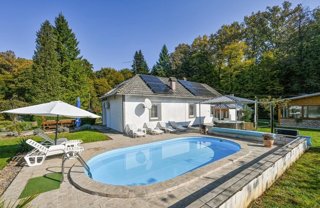 Amazing home in Ivanska with kitchen