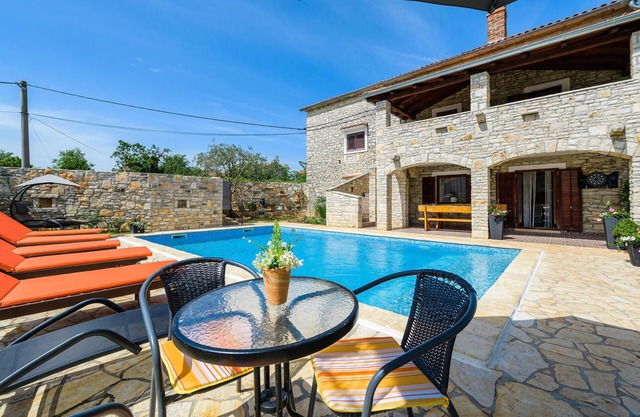 Amazing home in Svetvincenat with WiFi