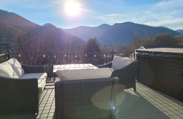 Amazing Views of Maggie Valley Mountains, King Master, Hot Tub,Fire Table