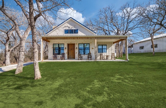 Amazing views, rocking chairs, relaxing 130 acre gated property, stone cottage.
