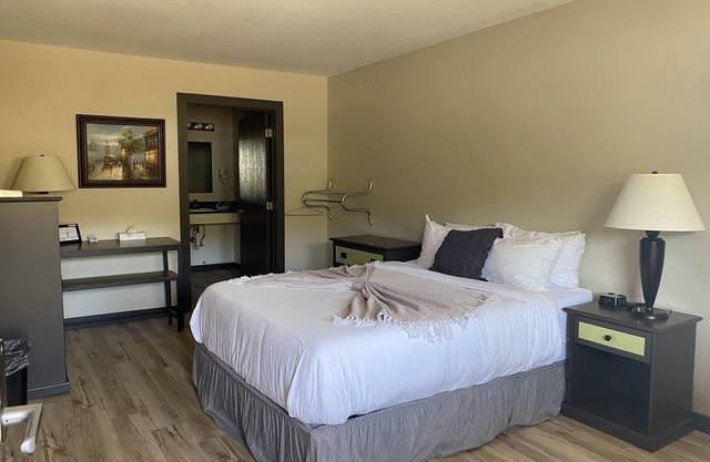 Amazing Water Front Views In This Newly Remolded Motel Room *ADA*