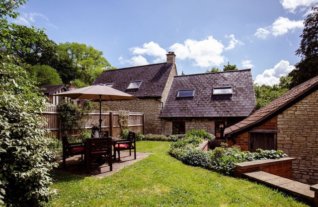 Amber Cottage - shared swimming pool near Cheltenham, accepts pets