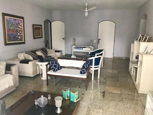 Amplo apartamento, moderno, ventilado, impecável.