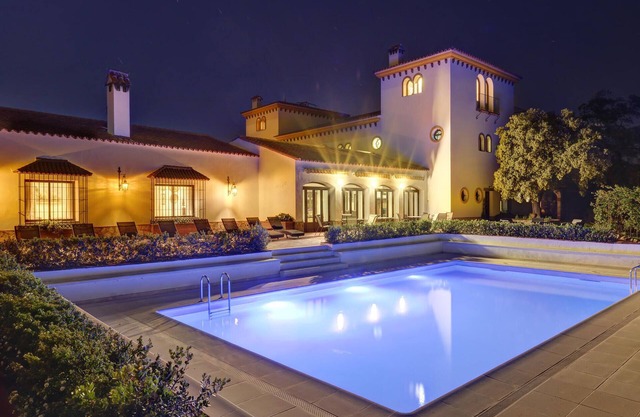 An unforgettable vacation full of sun and relaxation awaits you in this vacation home with pool.