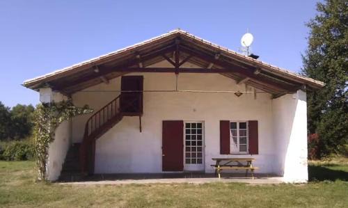 Ancienne ferme landaise en pleine forêt