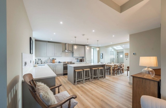 Anglesey coastal retreat, 4 bedrooms, sleeping 8, modern amenities, ocean view, 5 mins from beach