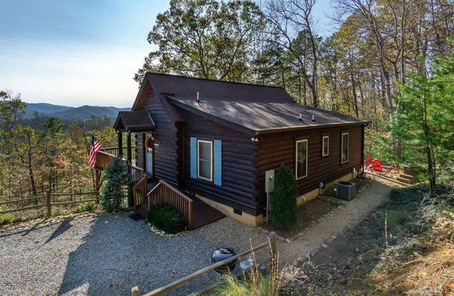 Annie's Cabin | Pet Friendly | Mountain View | Hot Tub | Fire Pit