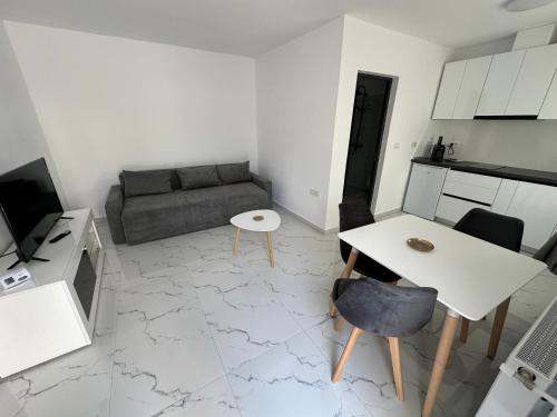 Aparthouse 2
