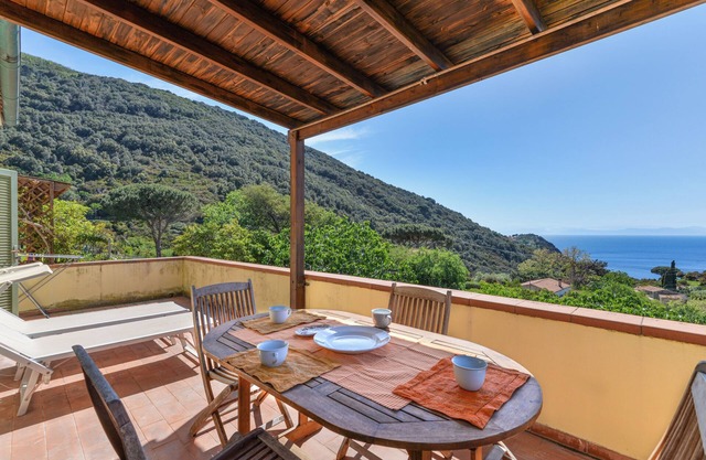 Apartment 'Cinciarella Casa Vai' with Sea View, Wi-Fi and Air Conditioning