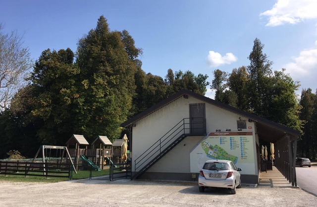Apartment-Camp-Bar Grajski park Vitez - vacation in embrace of 100 year trees