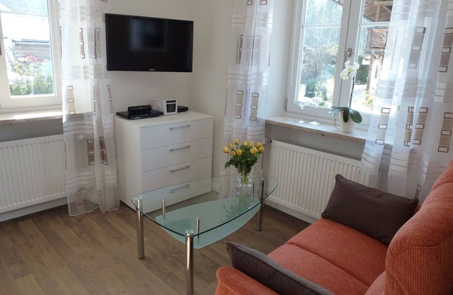 Apartment Studio Haus Irlinger, 28 qm, Wohn-Schlafraum mit Terrasse und Liegewiese