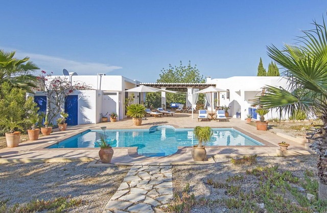 Apartment with beautiful garden and pool