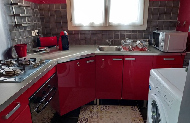 Apartment with lovely enclosed terrace overlooking Mont Ventoux and swimming pool.