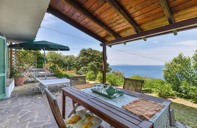 Apartment "Il Girasole" with Sea View, Private Terrace & Wi-Fi
