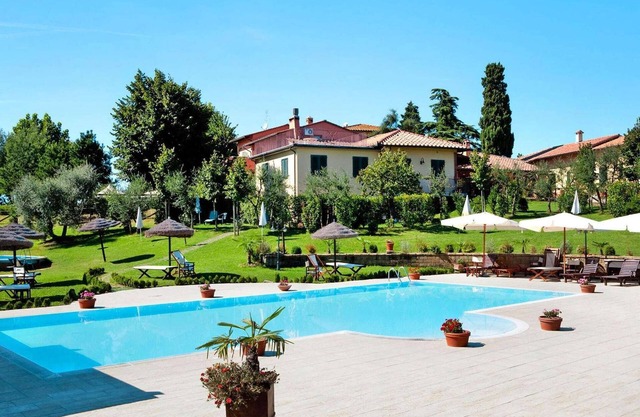 Apartment in Vinci with Pool and Wellness