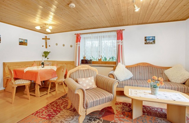 Apartment "König" with Terrace, Wi-Fi, Garden & Mountain View