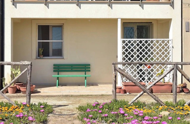 Apartment "LA DIGA Bilocale fronte-mare" with Sea View, Garden & Wi-Fi