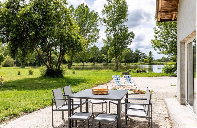 Apartment 'Le Panoramique Du Lac D'isachris' with Lake View