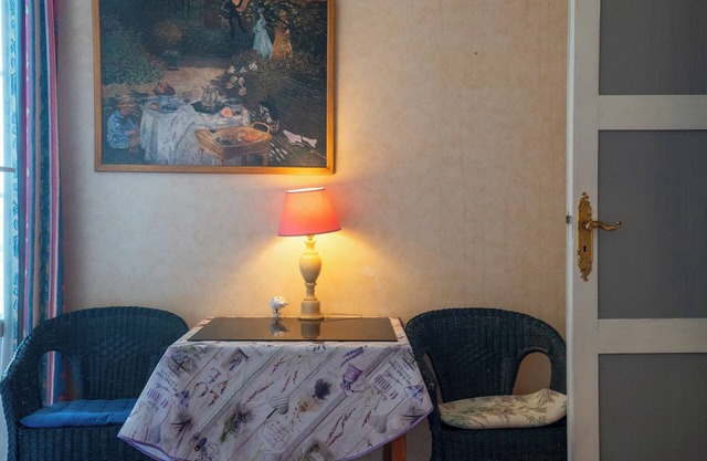 Apartment Les Volets Bleus in a canal-side manor house, ideal for families