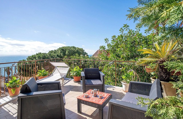 Apartment 'Mare, Sole, Eucalipto' with Sea View, Private Terrace and Air Conditioning