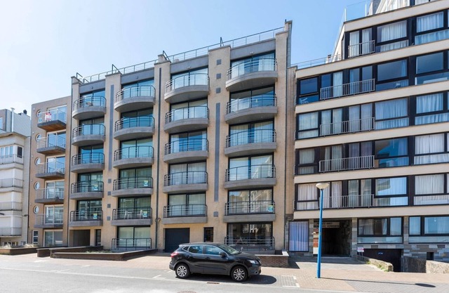Apartment near seawall with sea view