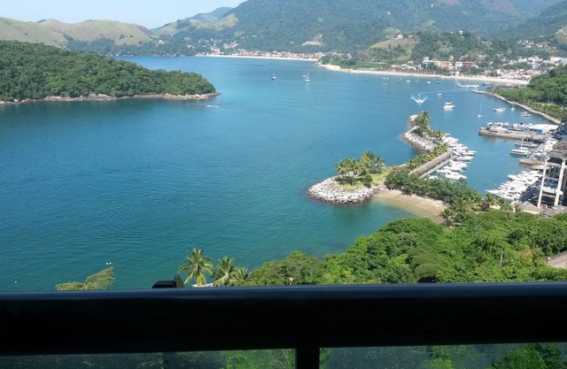 Apartment with 2 suites, decorated, very beautiful with sea view. Border with Angra.