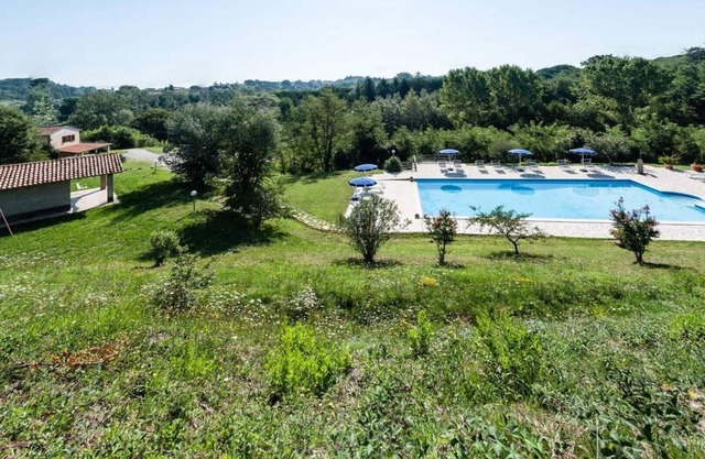 Apartment with 3 bedrooms, 1 bathroom and garden with furniture and bbc