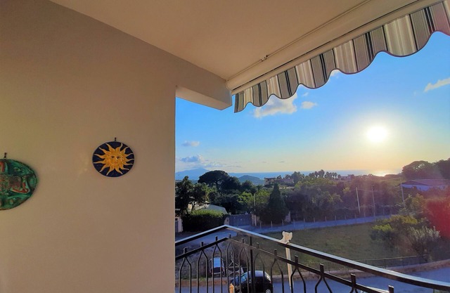 Apartment with a view of the sea, the mountain of Cuma and the island of Ischia.