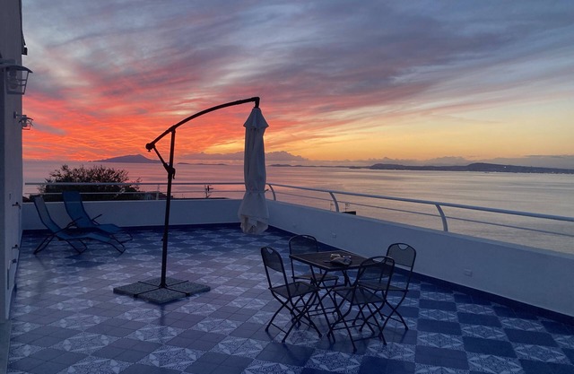 Apartment with breathtaking terrace vesuvius/sorrentine peninsula view