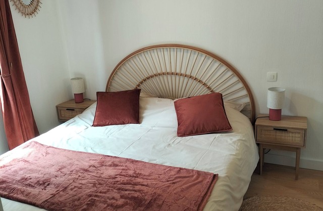Apartment with courtyard, ideally located. Neatly decorated.