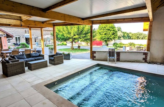 Apartment with Pool + garden + parking