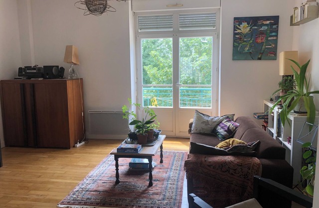Apparently T3 bright, crossing, downtown walk, parking, beaches 15 min