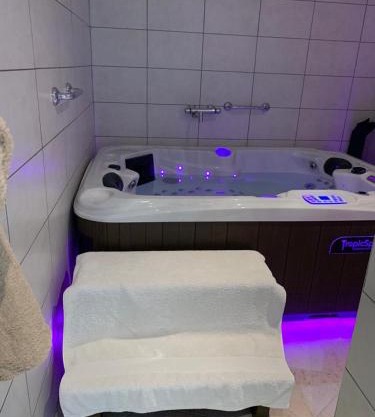 appartement avec Jacuzzi hammam sauna privatisé au rez de chaussée ds maison à Voglans à 2 kilomètres du lac du bourget en Savoie entre Chambéry et Aix les Bains cure thermale