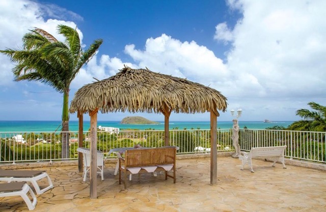 Appartement de 2 chambres a Deshaies a 300 m de la plage avec vue sur la mer piscine partagee et terrasse amenagee