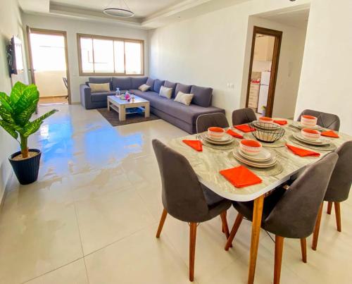 Appartement de Luxe Vue Mer Avec Climatisation ! à 5 minutes à pied de la Plage ! à environ 6 minutes en voiture du centre d'Agadir et à 10 minutes en voiture de Taghazout !