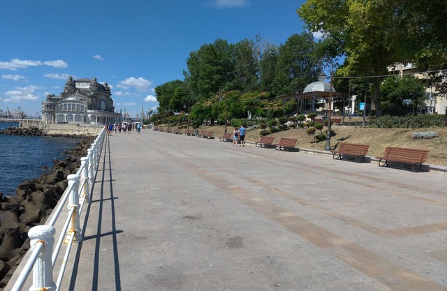 Appartment 3 rooms, splendid position, 1 minut of walk to the Black Sea