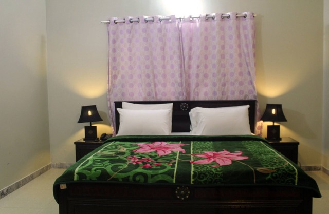 Apple Karachi Guest House