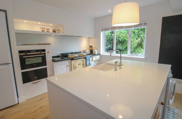 APPLECROFT, pet friendly, character holiday cottage in Pembridge