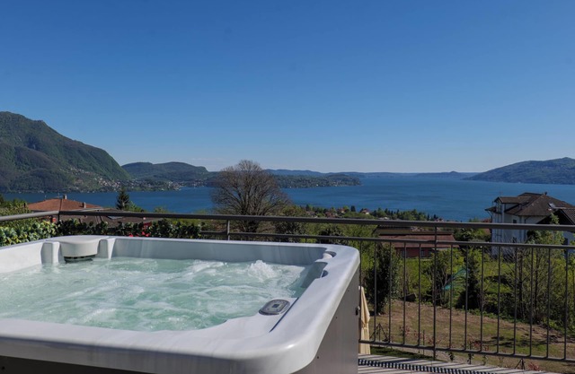 Approx. 210 m² 6½-room house unit with large sun terrace with whirlpool and dream lake view