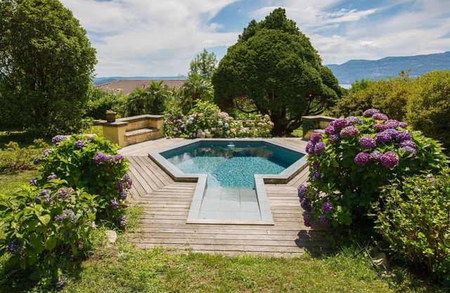 Approximately 250 m² 7-room house with refreshment basin and dream view