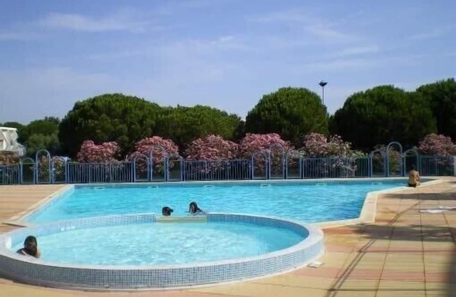 APPT of secondary residence with swimming pool close beach and trade.