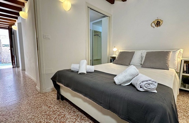 Apt. Dorsoduro (100m from Guggenheim Museum)
