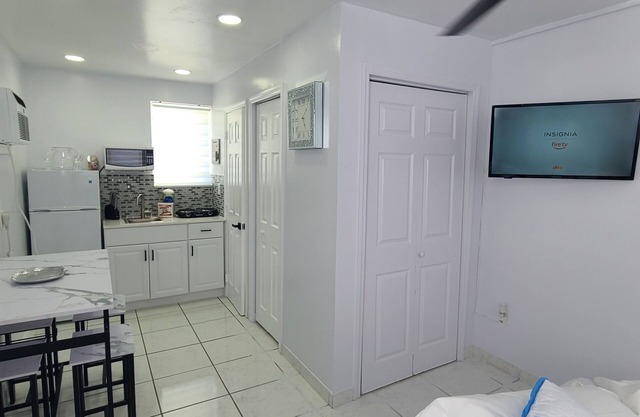 Apt Hollywood Fl close to Hard Rock Stadium and Hard Rock Casino Guitar Hotel