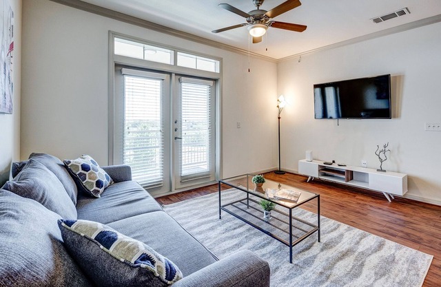 Apt w/Lake View, Pool, Gym, Pet-Friendly, Near NRG